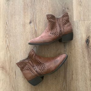MUDD Tan Booties // Size 9